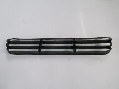VOLKSWAGEN BORA- 99/05; ÖN TAMPON PANJURU ORTA SİYAH (TW)