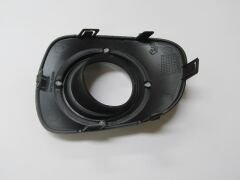 MITSUBISHI L200- PICK UP- 10/13; SİS LAMBA KAPAĞI SAĞ SİS DELİKLİ (ÜST ÇERÇEVESİ NİKELAJLI) (FPI)