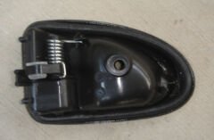 RENAULT MASTER- 2- 04/10; ÖN KAPI İÇ AÇMA KOLU SOL SİYAH (PÜTÜRLÜ) (PLEKSAN)