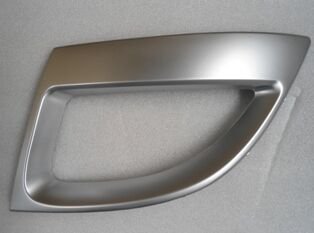 RENAULT GRAND SCENIC- 3- 10/12; ÖN TAMPON PANJURU DIŞ ÇERÇEVESİ SOL GÜMÜŞ GRI (TW)