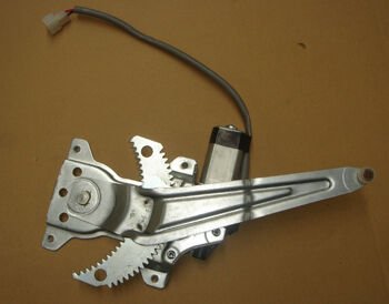 SUZUKI SWIFT- 05/11; ARKA CAM KRİKOSU SAĞ ELEKTRİKLİ/MOTORLU (TW)