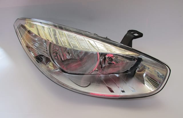 Renault Fluence Far Lambası Sağ Elektrikli/motorlu 5 Fişli (2009-2012) OEM 260102323R Renault Fluence Far Lambası Sağ Elektrikli/motorlu 5 Fişli (2009-2012) OEM 260102323R