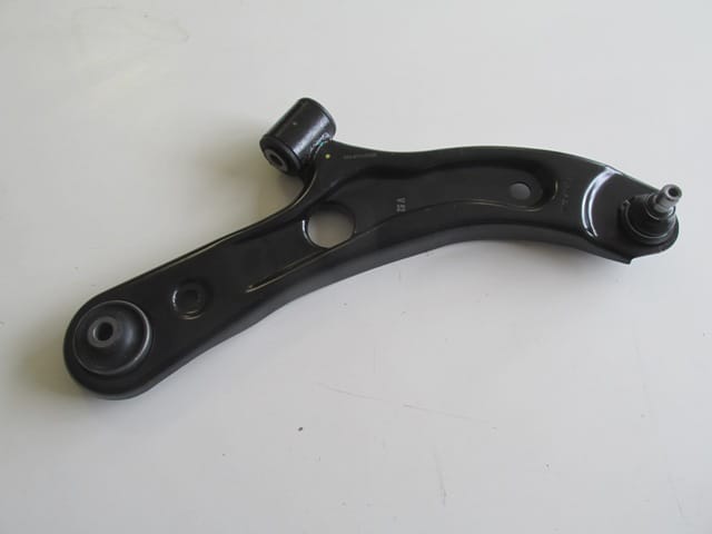 Suzuki Swift Ön Alt Tabla Sağ Burçlu/rotilli (2005-2011) OEM 4708299